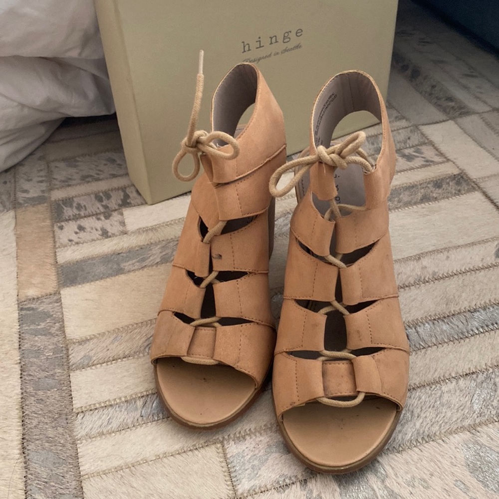 Hinge nude Roman style block heels size 7.5